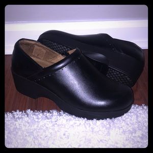 Slip resistant clogs
